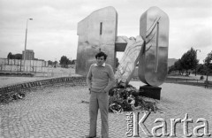 Początek grudnia 1981, Gdynia, Polska.
Bohater wydarzeń grudnia 1970 roku - Adam Gotner na tle pomnika 