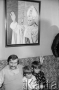 14.11.1982, Gdańsk - Zaspa, Polska.
Lech Wałęsa z synami Jarosławem i Przemysławem w swoim mieszkaniu, po powrocie z internowania.
Fot. Tomasz Tomaszewski, zbiory Ośrodka KARTA