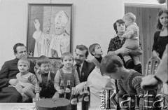 1981, Gdańsk - Zaspa, Polska.
Rodzina Wałęsów w towarzystwie znajomych. Od prawej: NN, Danuta Wałęsa z najmłodszą córką Anną, Bogdan, Lech, Jarosław, Sławomir, Magdalena i ksiądz Henryk Jankowski. Z przodu Przemysław Wałęsa.
Fot. Tomasz Tomaszewski, zbiory Ośrodka KARTA