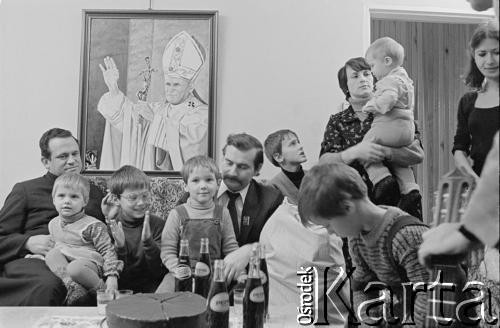 1981, Gdańsk - Zaspa, Polska.
Rodzina Wałęsów w towarzystwie znajomych. Od prawej: NN, Danuta Wałęsa z najmłodszą córką Anną, Bogdan, Lech, Jarosław, Sławomir, Magdalena i ksiądz Henryk Jankowski. Z przodu Przemysław Wałęsa.
Fot. Tomasz Tomaszewski, zbiory Ośrodka KARTA