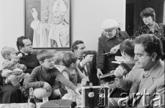 1981, Gdańsk - Zaspa, Polska.
Rodzina Wałęsów w towarzystwie znajomych. Od lewej: ksiądz Henryk Jankowski trzymający na kolanach Magdalenę, Sławomir, Anna (z tyłu), Jarosław, Lech, NN, Przemysław i Danuta. 
Fot. Tomasz Tomaszewski, zbiory Ośrodka KARTA