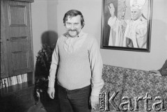 14.11.1982, Gdańsk - Zaspa, Polska.
Lech Wałęsa w swoim mieszkaniu po powrocie z internowania.
Fot. Tomasz Tomaszewski, zbiory Ośrodka KARTA