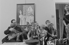 1981, Gdańsk - Zaspa, Polska.
Rodzina Wałęsów w towarzystwie znajomych. Od lewej: ksiądz Henryk Jankowski trzymający na kolanach Magdalenę, Sławomir, Jarosław, Lech, Anna, Przemysław, Bogdan, NN.
Fot. Tomasz Tomaszewski, zbiory Ośrodka KARTA