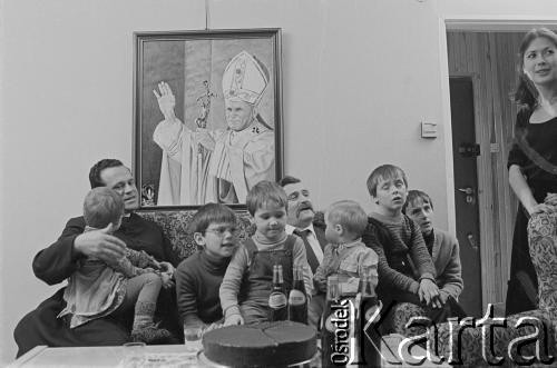 1981, Gdańsk - Zaspa, Polska.
Rodzina Wałęsów w towarzystwie znajomych. Od lewej: ksiądz Henryk Jankowski trzymający na kolanach Magdalenę, Sławomir, Jarosław, Lech, Anna, Przemysław, Bogdan, NN.
Fot. Tomasz Tomaszewski, zbiory Ośrodka KARTA