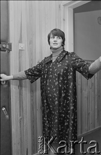 1981, Gdańsk - Zaspa, Polska.
Danuta Wałęsa, żona Lecha Wałęsy w swoim mieszkaniu.
Fot. Tomasz Tomaszewski, zbiory Ośrodka KARTA
