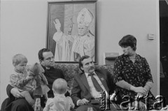 1981, Gdańsk - Zaspa, Polska.
Lech Wałęsa z żoną Danutą, córkami Magdaleną i Anną (tyłem) oraz ksiądz Henryk Jankowski.
Fot. Tomasz Tomaszewski, zbiory Ośrodka KARTA