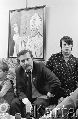 1981, Gdańsk - Zaspa, Polska.
Danuta i Lech Wałęsa w swoim mieszkaniu. Z lewej ich córka Anna i syn Jarosław.
Fot. Tomasz Tomaszewski, zbiory Ośrodka KARTA
