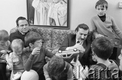 1981, Gdańsk - Zaspa, Polska.
Rodzina Wałęsów w towarzystwie znajomych. Od lewej: ksiądz Henryk Jankowski trzymający na kolanach Magdalenę, Anna, Sławomir, Jarosław, Lech, Przemysław (z przodu, tyłem), Bogdan.
Fot. Tomasz Tomaszewski, zbiory Ośrodka KARTA
