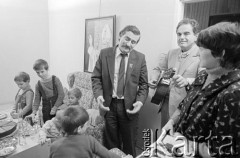 1981, Gdańsk - Zaspa, Polska.
Rodzina Wałęsów w towarzystwie znajomych. Od prawej: Danuta, NN, Lech, Sławomir (tyłem), Anna (najmłodsza), Magdalena, Przemysław i Jarosław.
Fot. Tomasz Tomaszewski, zbiory Ośrodka KARTA