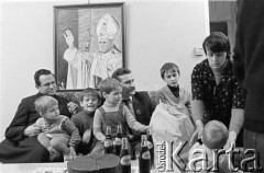 1981, Gdańsk - Zaspa, Polska.
Rodzina Wałęsów w towarzystwie znajomych. Od lewej: ksiądz Henryk Jankowski trzymający na kolanach Magdalenę, Sławomir, Jarosław, Lech, Bogdan, Danuta i Anna (tyłem). 
Fot. Tomasz Tomaszewski, zbiory Ośrodka KARTA