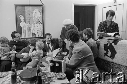 1981, Gdańsk - Zaspa, Polska.
Rodzina Wałęsów w towarzystwie znajomych. Od lewej: ksiądz Henryk Jankowski trzymający na kolanach Magdalenę, Sławomir, Anna, Lech, NN, Bogdan, Danuta.
Fot. Tomasz Tomaszewski, zbiory Ośrodka KARTA