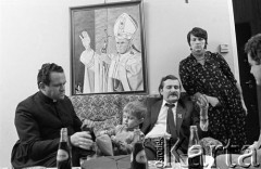 1981, Gdańsk - Zaspa, Polska.
Rodzina Wałęsów w towarzystwie znajomych. Od lewej: ksiądz Henryk Jankowski, Magdalena, Lech, Danuta, NN.
Fot. Tomasz Tomaszewski, zbiory Ośrodka KARTA