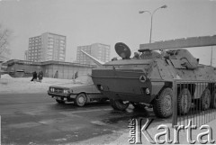 Po 13.12.1981, Warszawa, Polska.
Transporter opancerzony w Alejach Jerozolimskich przy placu Zawiszy.
Fot. Małgorzata Niezabitowska i Tomasz Tomaszewski, zbiory Ośrodka KARTA