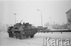 Po 13.12.1981, Warszawa, Polska.
Transporter opancerzony na ulicy.
Fot. Małgorzata Niezabitowska i Tomasz Tomaszewski, zbiory Ośrodka KARTA