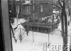 16.12.1981, Warszawa, Polska.
Transporter opancerzony na ulicy Cietrzewia na Włochach. Zdjęcie zrobione z okna na poddaszu domu Małgorzaty Niezabitowskiej i Tomasza Tomaszewskiego. 
Fot. Małgorzata Niezabitowska, zbiory Ośrodka KARTA.