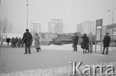 Po 13.12.1981, Warszawa, Polska.
Początek stanu wojennego. Warszawiacy na przystanku tramwajowym przy Placu Zawiszy, na ulicy transporter opancerzony.
Fot. Małgorzata Niezabitowska i Tomasz Tomaszewski, zbiory Ośrodka KARTA