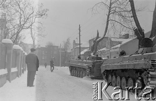 16.12.1981, Warszawa, Polska.
Transportery opancerzone na ulicy Cietrzewia na Włochach. 
Fot. Małgorzata Niezabitowska, zbiory Ośrodka KARTA.