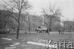 Po 13.12.1981, Warszawa, Polska.
Początek stanu wojennego, transporter opancerzony stojący na tle bloków przy ul. Puławskiej (róg Domaniewskiej), obok niego żołnierze. 
Fot. Małgorzata Niezabitowska i Tomasz Tomaszewski, zbiory Ośrodka KARTA