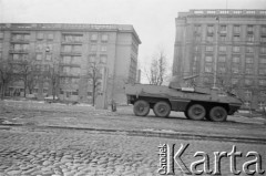 Po 13.12.1981, Warszawa, Polska.
Początek stanu wojennego, transporter opancerzony na tle bloków przy Puławskiej (róg Domaniewskiej).
Fot. Małgorzata Niezabitowska i Tomasz Tomaszewski, zbiory Ośrodka KARTA