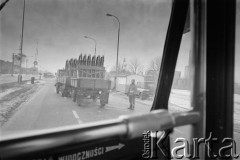 Po 13.12.1981, Warszawa, Polska.
Początek stanu wojennego, kontrola milicyjna na ulicy. Zdjęcie wykonane z rękawiczki z autobusu komunikacji miejskiej.
Fot. Małgorzata Niezabitowska i Tomasz Tomaszewski, zbiory Ośrodka KARTA