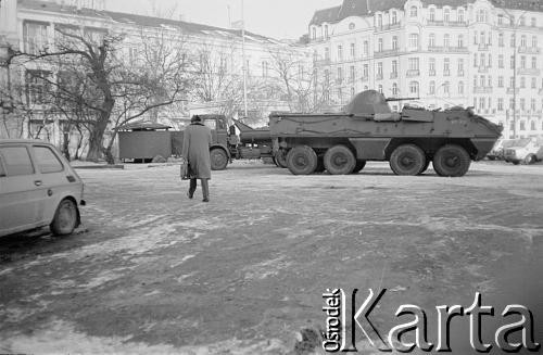 Po 13.12.1981, Warszawa, Polska.
Transporter opancerzony na placu Trzech Krzyży. 
Fot. Małgorzata Niezabitowska i Tomasz Tomaszewski, zbiory Ośrodka KARTA