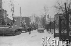 16.12.1981, Warszawa, Polska.
Transportery opancerzone na ulicy Cietrzewia na Włochach. 
Fot. Małgorzata Niezabitowska, zbiory Ośrodka KARTA.