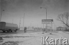 Po 13.12.1981, Warszawa, Polska.
Początek stanu wojennego, kontrola milicyjna na drodze wjazdowej do stolicy.
Fot. Małgorzata Niezabitowska i Tomasz Tomaszewski, zbiory Ośrodka KARTA