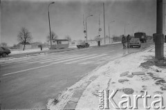 Po 13.12.1981, Warszawa, Polska.
Początek stanu wojennego, kontrola milicyjna na drodze wjazdowej do stolicy.
Fot. Małgorzata Niezabitowska i Tomasz Tomaszewski, zbiory Ośrodka KARTA
