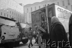 Po 13.12.1981, Warszawa, Polska.
Milicjanci wysiadają z samochodu przed Domem Chłopa na placu Powstańców Warszawy, hotelem zmilitaryzowanym na czas stanu wojennego.
Fot. Małgorzata Niezabitowska i Tomasz Tomaszewski, zbiory Ośrodka KARTA