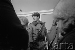 Po 13.12.1981, Warszawa, Polska.
Milicjant patrolujący ulice, uzbrojony w karabin maszynowy.
Fot. Małgorzata Niezabitowska i Tomasz Tomaszewski, zbiory Ośrodka KARTA