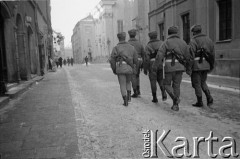 Po 13.12.1981, Warszawa, Polska.
Początek stanu wojennego, uzbrojeni milicjanci na ulicy Świętojańskiej.
Fot. Małgorzata Niezabitowska i Tomasz Tomaszewski, zbiory Ośrodka KARTA