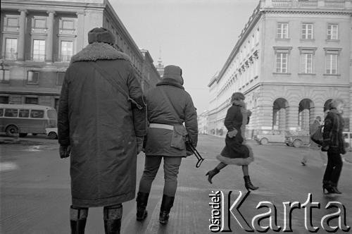 Po 13.12.1981, Warszawa, Polska.
Początek stanu wojennego, uzbrojony milicjant na skrzyżowaniu ulic Świętokrzyskiej i Nowy Świat.
Fot. Małgorzata Niezabitowska i Tomasz Tomaszewski, zbiory Ośrodka KARTA