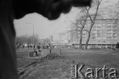 Po 13.12.1981, Warszawa, Polska.
Początek stanu wojennego, milicjanci przy koksowniku przy ulicy Puławskiej. Zdjęcie zrobione z ukrycia, w kadrze widoczny fragment rękawiczki.
Fot. Małgorzata Niezabitowska i Tomasz Tomaszewski, zbiory Ośrodka KARTA