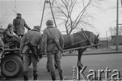 Po 13.12.1981, Warszawa, Polska.
Początek stanu wojennego, kontrola milicyjna na ulicy.
Fot. Małgorzata Niezabitowska i Tomasz Tomaszewski, zbiory Ośrodka KARTA