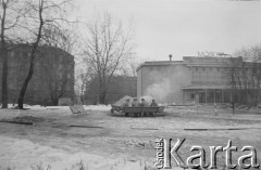 Po 13.12.1981, Warszawa, Polska.
Początek stanu wojennego, milicjanci grzejący się przy koksowniku w pobliżu kina Moskwa przy ulicy Puławskiej 19.
Fot. Małgorzata Niezabitowska i Tomasz Tomaszewski, zbiory Ośrodka KARTA