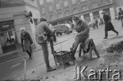 Po 13.12.1981, Warszawa, Polska.
Żołnierze przy koksowniku na ulicy Henryka Rutkowskiego (od listopada 1990 roku ulica Chmielna). W głębi budynek przy ulicy Brackiej 25.
Fot. Małgorzata Niezabitowska i Tomasz Tomaszewski, zbiory Ośrodka KARTA 
