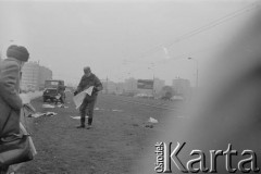 Zima 1981/1982, Warszawa, Polska.
Akcja rozrzucania na ulicy Okopowej gazet, wydrukowanych przez działaczy opozycji.
Fot. Tomasz Tomaszewski, zbiory Ośrodka KARTA.