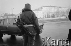 Po 13.12.1981, Warszawa, Polska.
Początek stanu wojennego. Żołnierze w Alejach Jerozolimskich, w tle ulica Smolna. Zdjęcie zrobione z ukrycia, w kadrze widoczny fragment rękawiczki.
Fot. Małgorzata Niezabitowska i Tomasz Tomaszewski, zbiory Ośrodka KARTA