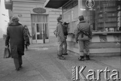 Po 13.12.1981, Warszawa, Polska.
Początek stanu wojennego, patrol na ulicy Mysiej.
Fot. Małgorzata Niezabitowska i Tomasz Tomaszewski, zbiory Ośrodka KARTA