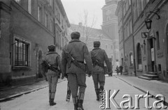 Po 13.12.1981, Warszawa, Polska.
Początek stanu wojennego, uzbrojeni milicjanci na ulicy Świętojańskiej.
Fot. Małgorzata Niezabitowska i Tomasz Tomaszewski, zbiory Ośrodka KARTA