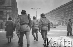 Po 13.12.1981, Warszawa, Polska.
Początek stanu wojennego, patrol w Alejach Jerozolimskich.
Fot. Małgorzata Niezabitowska i Tomasz Tomaszewski, zbiory Ośrodka KARTA