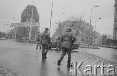 Po 13.12.1981, Warszawa, Polska.
Żołnierze kontrolujący prywatny samochód na placu Unii Lubelskiej.
Fot. Małgorzata Niezabitowska i Tomasz Tomaszewski, zbiory Ośrodka KARTA