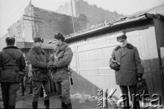 Po 13.12.1981, Warszawa, Polska.
Początek stanu wojennego, bazar Różyckiego.
Fot. Małgorzata Niezabitowska i Tomasz Tomaszewski, zbiory Ośrodka KARTA