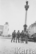 Po 13.12.1981, Warszawa, Polska.
Początek stanu wojennego, patrol na placu Zamkowym.
Fot. Małgorzata Niezabitowska i Tomasz Tomaszewski, zbiory Ośrodka KARTA