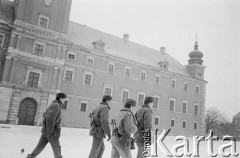 Po 13.12.1981, Warszawa, Polska.
Początek stanu wojennego, patrol na placu Zamkowym.
Fot. Małgorzata Niezabitowska i Tomasz Tomaszewski, zbiory Ośrodka KARTA