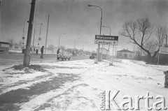 Po 13.12.1981, Warszawa, Polska.
Początek stanu wojennego, kontrola milicyjna na drodze wjazdowej do stolicy.
Fot. Małgorzata Niezabitowska i Tomasz Tomaszewski, zbiory Ośrodka KARTA