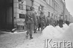 Po 13.12.1981, Warszawa, Polska.
Początek stanu wojennego, patrol na na ulicy Nowy Świat.
Fot. Małgorzata Niezabitowska i Tomasz Tomaszewski, zbiory Ośrodka KARTA