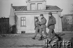 Po 13.12.1981, Warszawa, Polska.
Początek stanu wojennego, patrol.
Fot. Małgorzata Niezabitowska i Tomasz Tomaszewski, zbiory Ośrodka KARTA