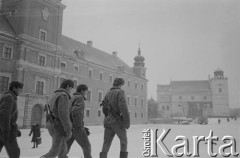 Po 13.12.1981, Warszawa, Polska.
Początek stanu wojennego, patrol na placu Zamkowym.
Fot. Małgorzata Niezabitowska i Tomasz Tomaszewski, zbiory Ośrodka KARTA