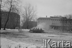 Po 13.12.1981, Warszawa, Polska.
Początek stanu wojennego, milicjanci grzejący się przy koksowniku w pobliżu kina Moskwa przy ulicy Puławskiej 19.
Fot. Małgorzata Niezabitowska i Tomasz Tomaszewski, zbiory Ośrodka KARTA